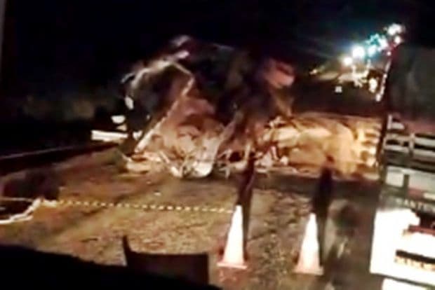 Caminhoneiro morre em acidente entre quatro carretas e um gol na BR-364