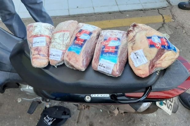 Homem que furtava carnes em supermercado para revender é preso