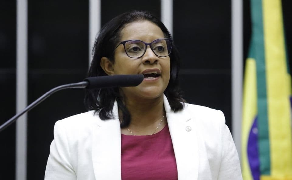 Proposta de Gisela une petistas e bolsonaristas para exigir divulgação de pauta com 24h de antecedência