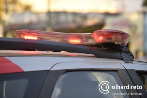 Vizinhos denunciam festa em residência e PM apreende arma de fogo com suspeitos