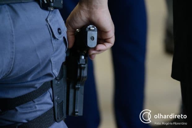 Homem é detido após sufocar namorada até desmaiar