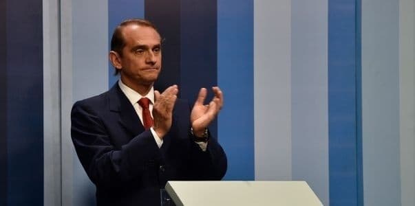 Professor de história, Wilson Santos começa a lecionar sobre como ganhar eleições