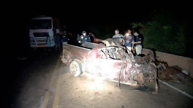 ​Colisão envolvendo carreta e carro deixa um morto na BR-163; veja fotos