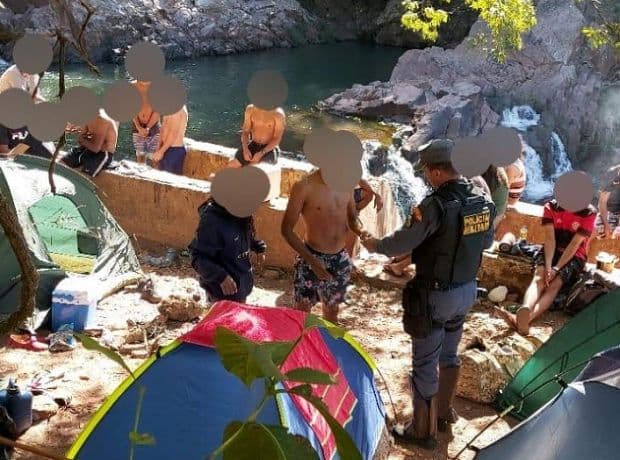 PM desmancha acampamento com 20 turistas perto da Cachoeira do Tombador
