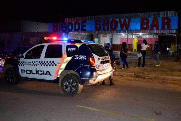 Fiscalização vistoria cerca de 70 estabelecimentos e fecha dois bares