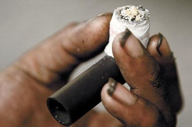 Vizinhos chamam a Polícia após mulher colocar cachimbo artesanal em boca de bebê