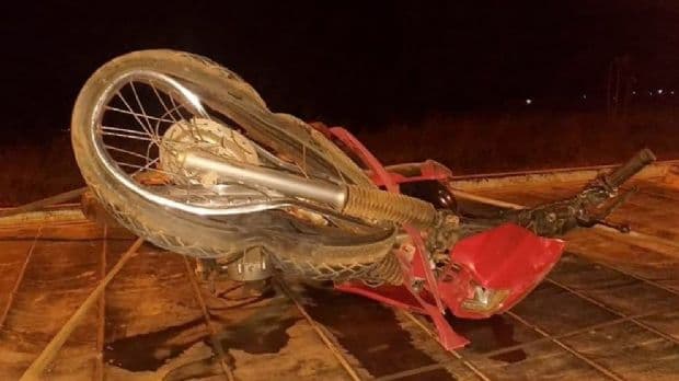 Motociclista de 19 anos morreu após bater em poste