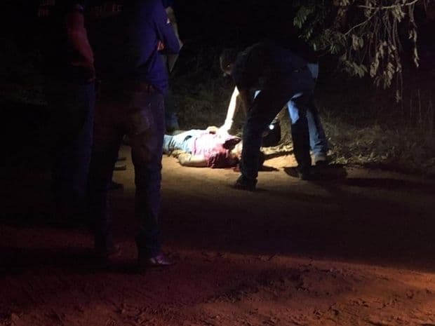 Homem é assassinado e deixado à beira de estrada