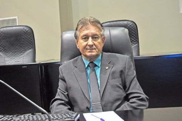 Saturnino aguarda parecer jurídico para decidir sobre abertura de inquérito contra deputados