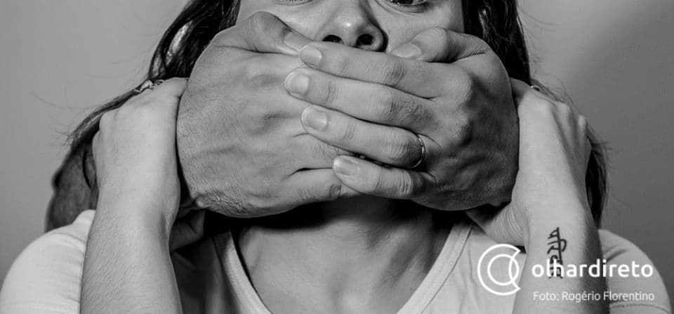 Durante discussão, homem esmurra mulher e diz que de agora em diante ela iria apanhar sempre