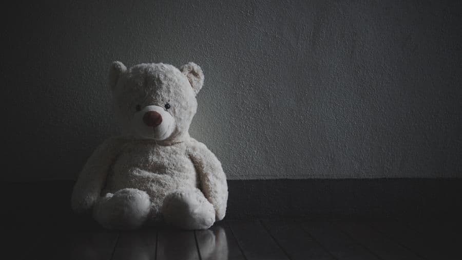 Mãe e padrasto são presos após médicos encontrarem sinais de abuso sexual e queimaduras de 2º grau em bebê de 2 anos