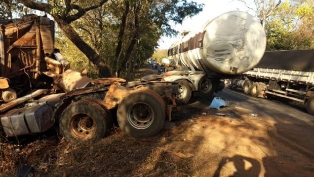 Bombeiros levam duas horas para tirar vítima de ferragens após acidente entre carretas